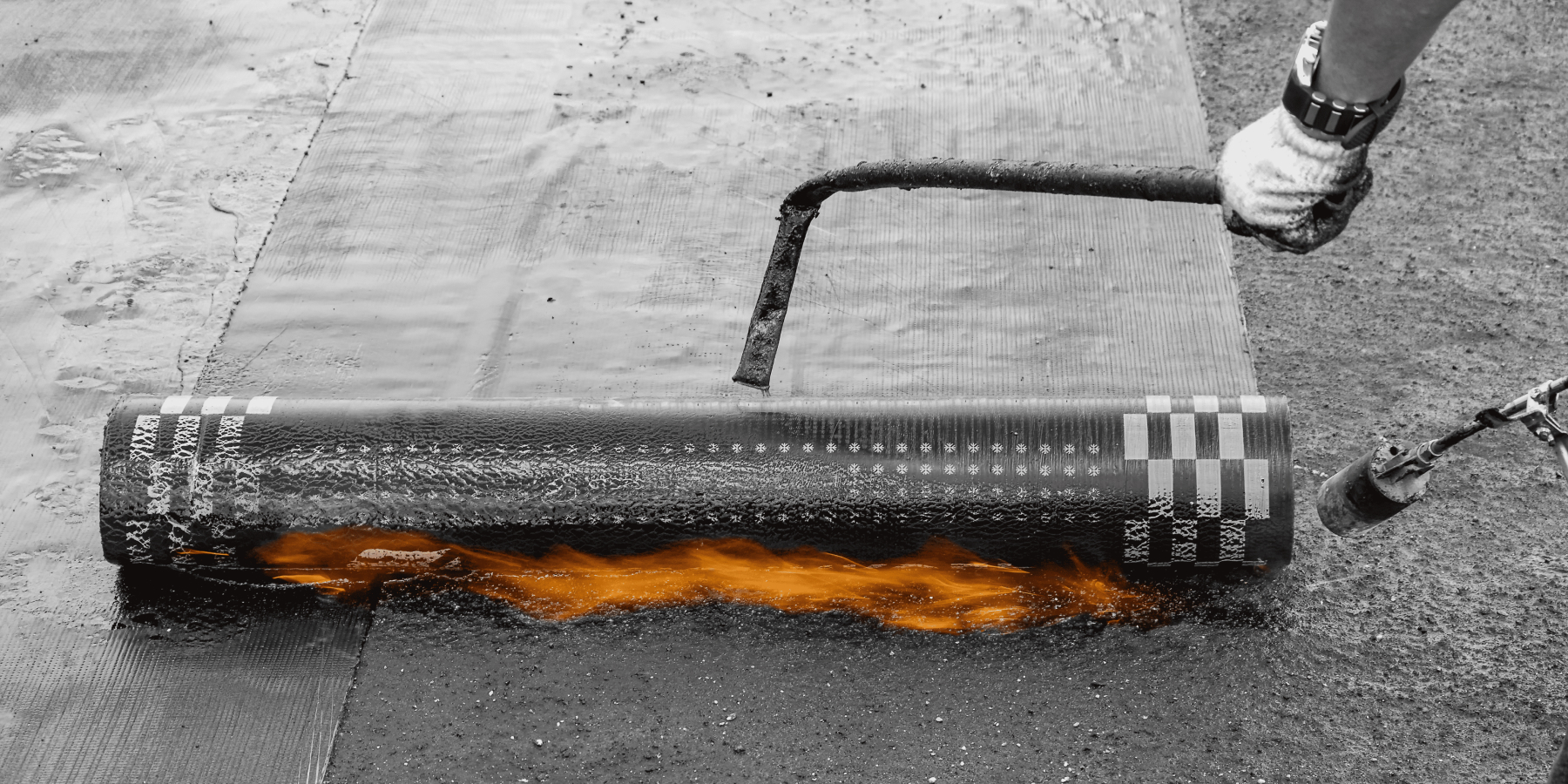 Installation d’une membrane élastomère sur un toit plat pour assurer une étanchéité durable et une protection contre les intempéries.

