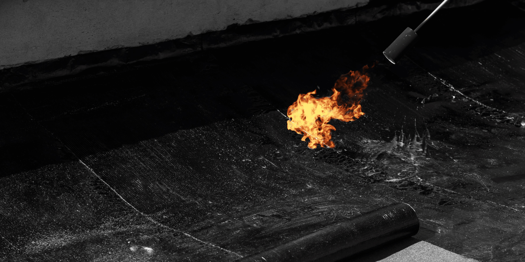 Installation d’une membrane élastomère sur un toit plat pour assurer une étanchéité durable et une protection contre les intempéries.

