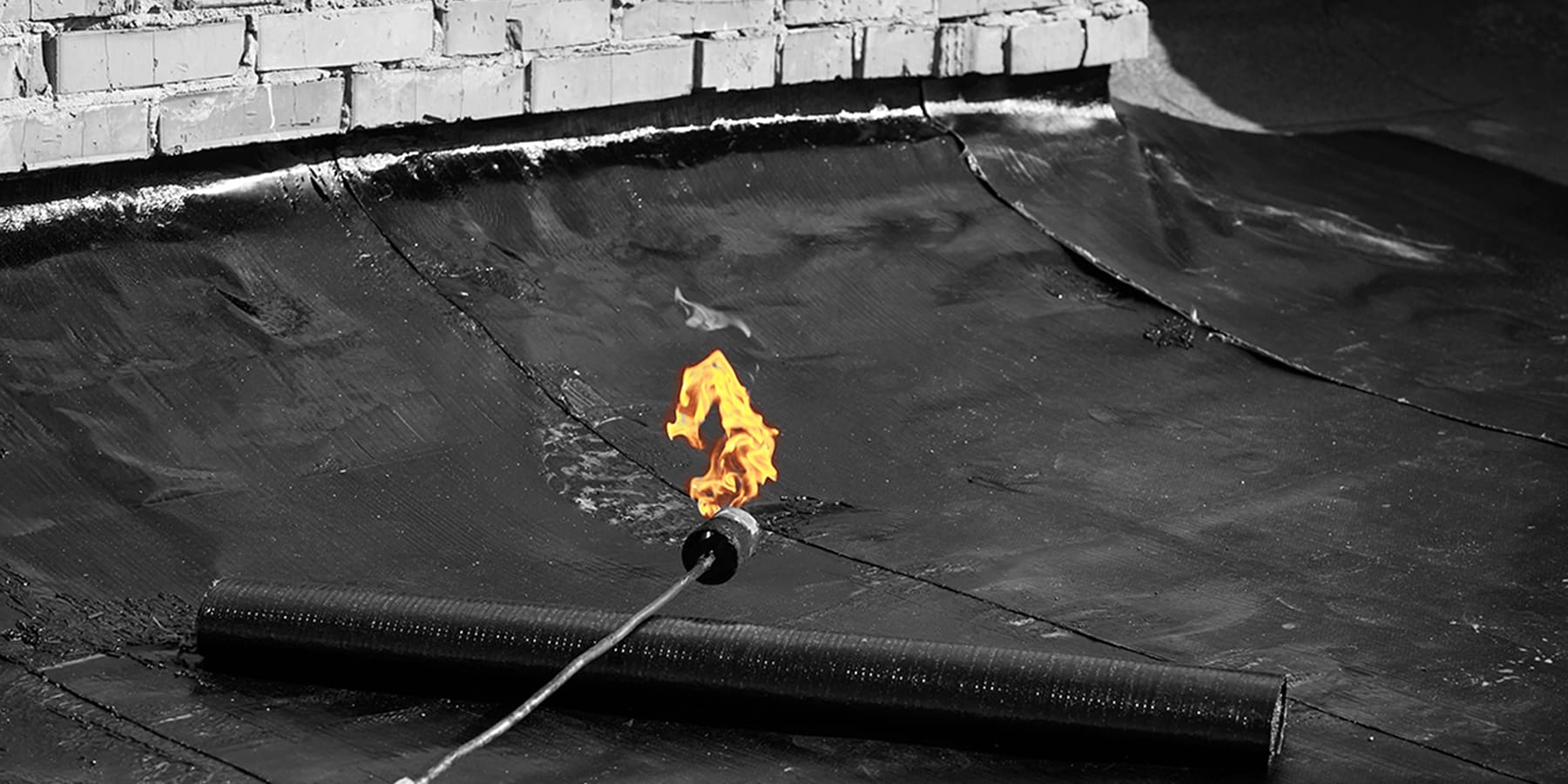 Installation d’une toiture en bardeaux d’asphalte pour une protection durable et esthétique contre les intempéries.

