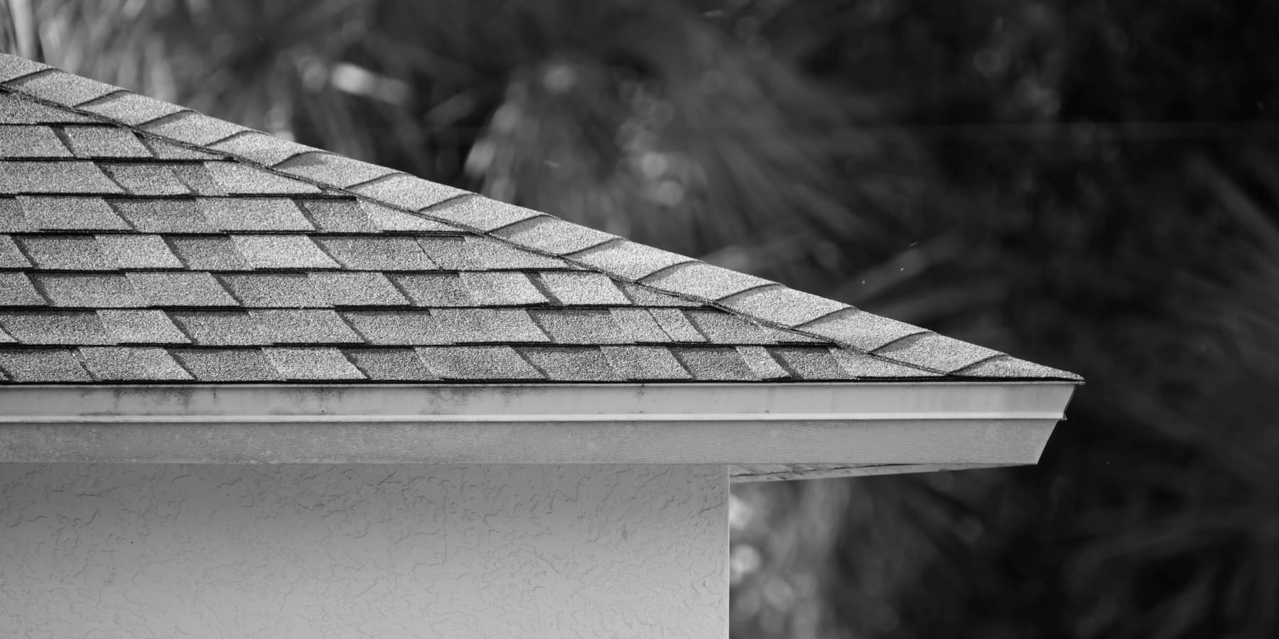 Pose de bardeaux d’asphalte sur une toiture pour une protection efficace et une esthétique soignée.

